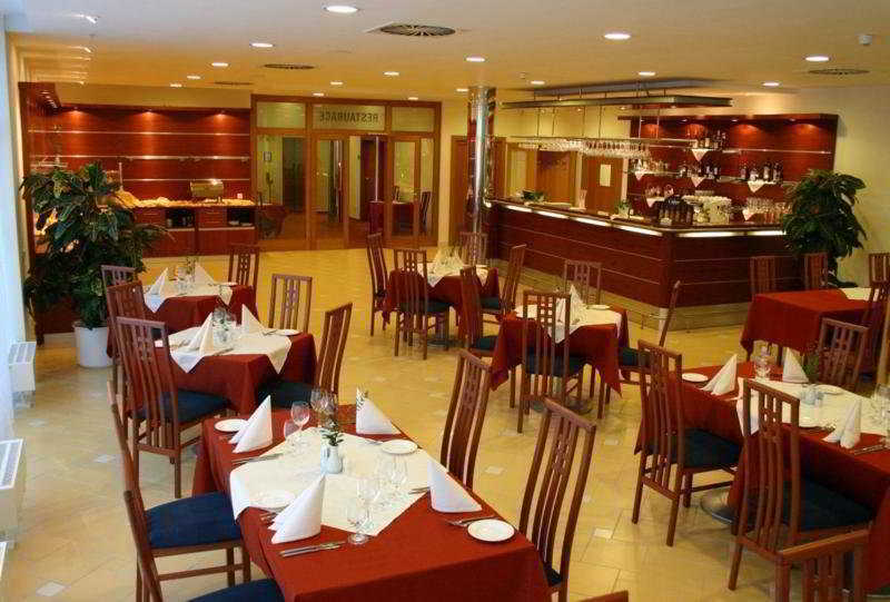 Ramada Airport Hotel براغ المطعم الصورة