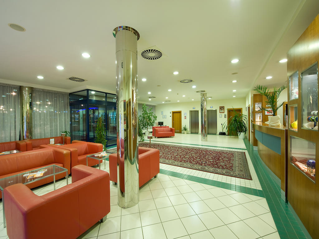 Ramada Airport Hotel براغ المظهر الخارجي الصورة