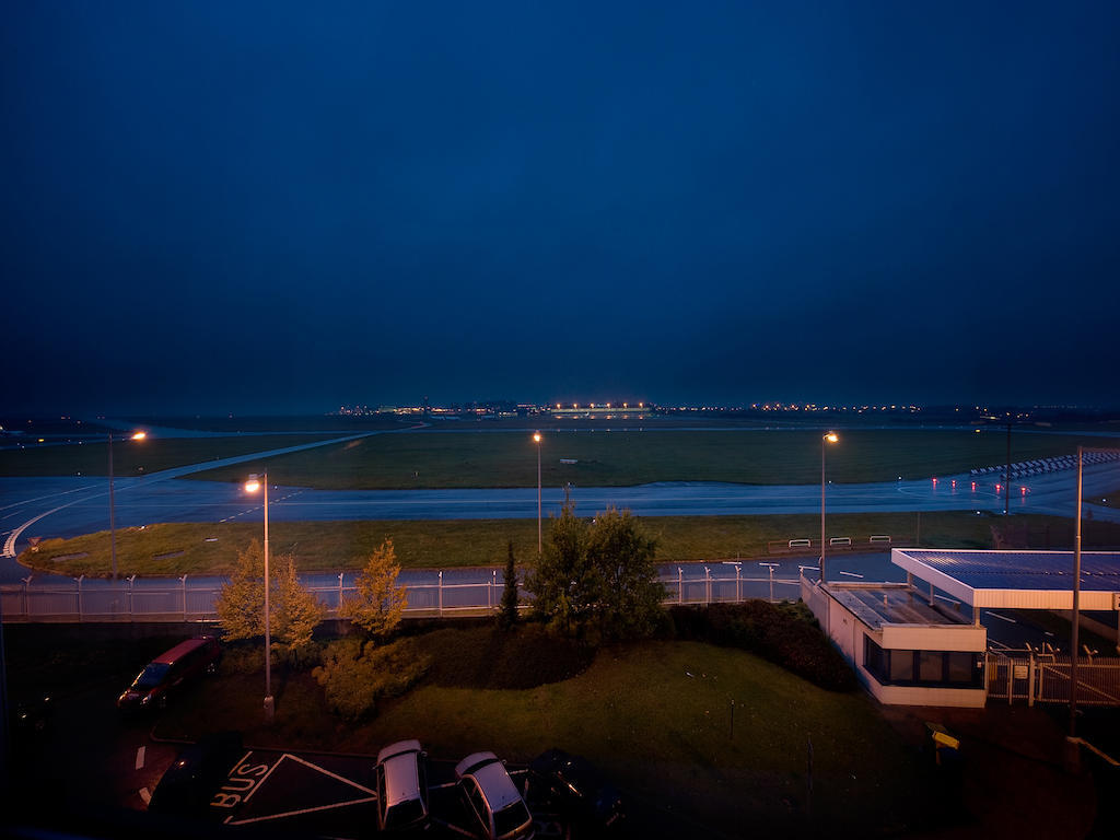 Ramada Airport Hotel براغ المظهر الخارجي الصورة